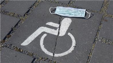 Wer auf einen Rollstuhl oder einen Rollator angewiesen ist, für den ist der Impftermin eine Herausforderung. 