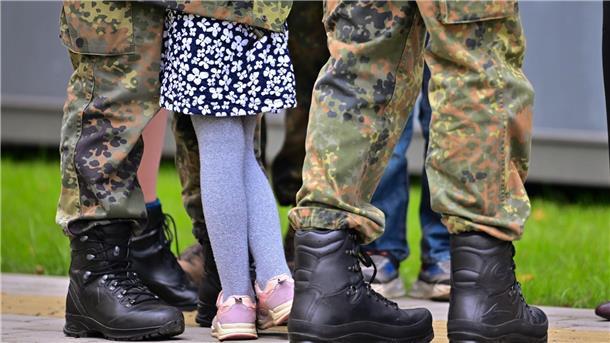 Wer bei der Bundeswehr arbeitet, trägt regelmäßig Tarnkleidung, so wie diese Eltern.