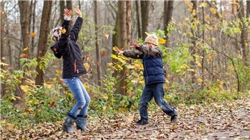 Wer braucht schon Computerspiele, wenn es sich draußen in der Natur so schön mit Herbstlaub spielen lässt.