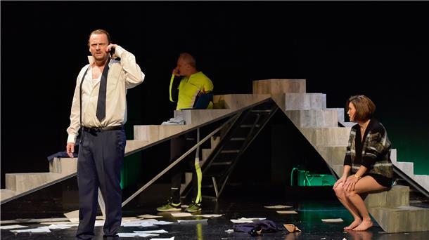 Wer darf die Karriereleiter hinaufsteigen, wem droht der Absturz? Öllers (Henning Bäcker), Niederländer (Kay Krause) und Bianca März (Constanze Rückert) liefern sich in „Zeit der Kannibalen“ im Kleinen Haus in Bremerhaven Wortgefechte am laufenden Band.