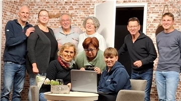 Eine Schauspielergruppe steht auf einer Bühne.