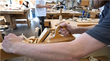 Wer den mittleren Schulabschluss schafft, kann sich einen Ausbildungsplatz suchen und zum Beispiel mit Holz arbeiten.