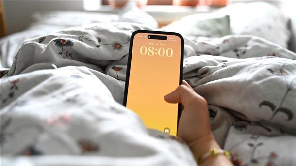 Wer den Wecker auf 8 Uhr stellt, sollte dann auch aufstehen, raten Fachleute.