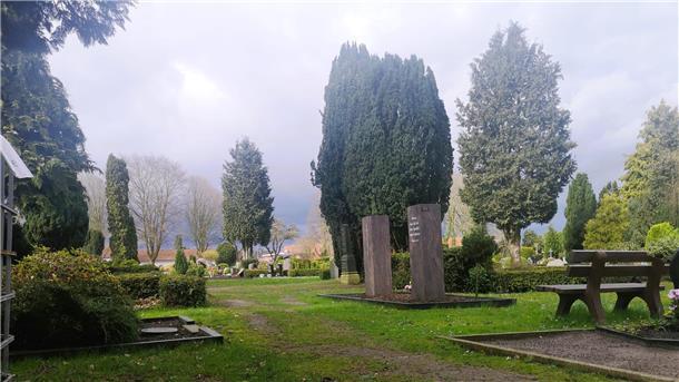 Gnarrenburg erleben – Vielfältiges Programm für Naturliebhaber und Genießer Wer die Bestatterin bei ihrem Gang über den Gnarrenburger Friedhof begleitet, bekommt viele Einblicke in lokale Traditionen.
