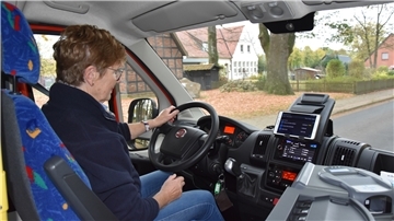 Wer ehrenamtlich am Steuer eines Bürgerbusses sitzt, so wie Inge Müller in Zeven, der darf auf Kosten des Kreises an einem Fahrsicherheitstraining teilnehmen.