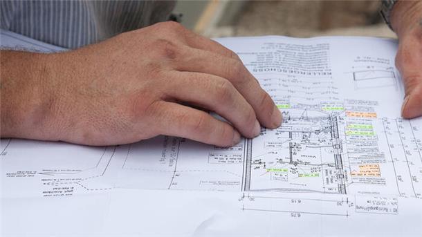 Wer eine Ferienwohnung nachträglich genehmigen lassen möchte, muss einen Architekten, Ingenieur oder Handwerksmeister hinzuziehen. Auch eine Statikprüfung muss nachgewiesen werden.