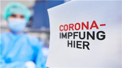 Wer eine Impfeinladung bekommen hat, kann online oder telefonisch einen Termin im Impfzentrum vereinbaren.