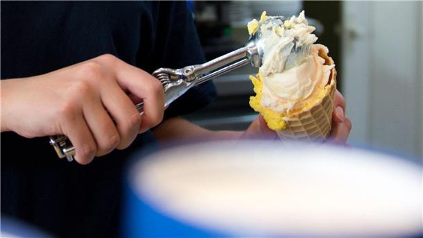 Gewerkschaftsbund: Ferienjob nur mit Arbeitsvertrag beginnen Wer einen Ferienjob zum Beispiel in einer Eisdiele annimmt, sollte vorher laut Gewerkschaftsbund die Arbeit in einem Vertrag regeln.