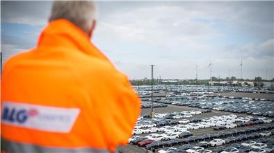 Wer endlich einen Impftermin ergattert hat, darf bei der BLG seinen Arbeitsplatz verlassen, um sich seine Dosis abzuholen. Das Umschlagunternehmen widerspricht Gerüchten, wonach sie es den Mitarbeitern verbiete, sich während der Arbeitszeit impfen zu lassen.