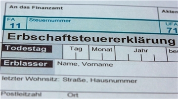 Wer erbt oder Vermögen geschenkt bekommt, muss Steuern zahlen - jedenfalls ab einer Freigrenze. (Symbolbild)