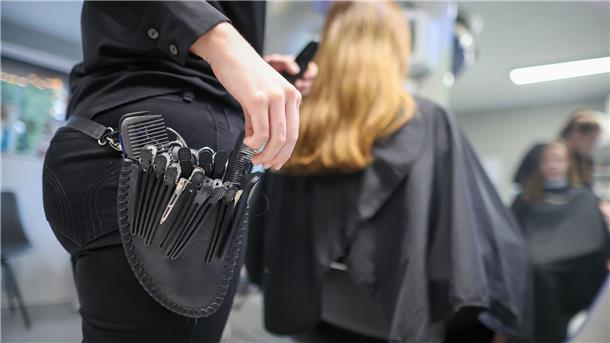 Wer Friseur oder Friseurin werden will, braucht eine Ausbildung. Viele sind damit aber unzufrieden, zeigt eine Umfrage.