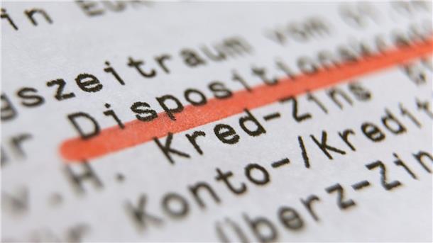Wer gerade nicht genug Geld auf dem Konto hat, kann den Dispokredit in Anspruch nehmen. Doch die Zinsen dafür sind zuletzt gestiegen.