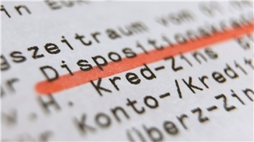 Wer gerade nicht genug Geld auf dem Konto hat, kann den Dispokredit in Anspruch nehmen. Doch die Zinsen dafür sind zuletzt gestiegen.