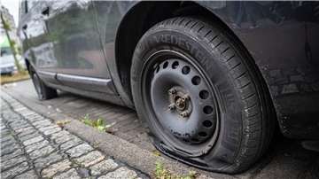 Wer hat die Reifen an zahlreichen Autos in Bremen zerstochen? Die Polizei verdächtigt einen 41-Jährigen.