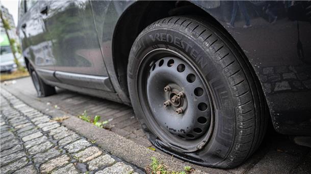 Zerstörte Autoreifen – Verdächtiger gefasst Wer hat die Reifen an zahlreichen Autos in Bremen zerstochen? Die Polizei verdächtigt einen 41-Jährigen.