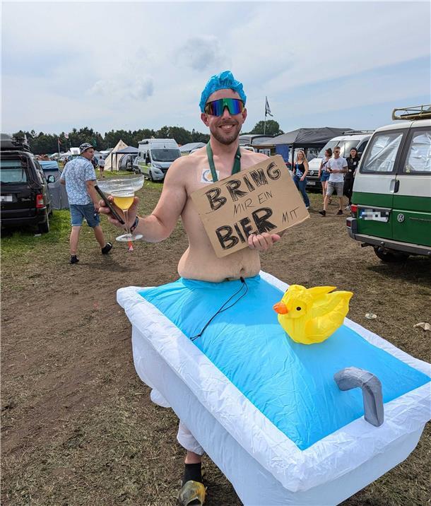Deichbrand 2024: Das sind die schönsten Fotos vom Donnerstag Wer hat ein Bier für diesen jungen Herren? Denn wenn man es sich erst mal gemütlich gemacht hat, will man auch nicht mehr so schnell aufstehen.