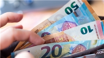 Geldscheine in der Hand.