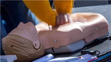 Herzstillstand? Drei Dinge, die Ersthelfer wissen müssen  ein Mann übt an einer Puppe die Herz-Massage