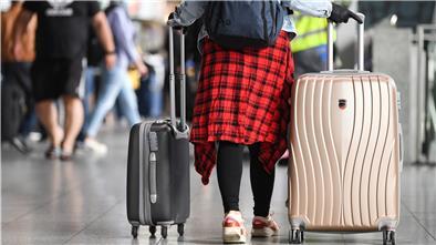 Wer in Corona-Zeiten verreisen möchte, der muss einiges im Blick haben. Reisewarnungen, Sicherheitsregeln und Quarantänevorgaben machen es Urlaubern in diesem Jahr nicht leicht. Da hilft es, sich vorher genau zu informieren.