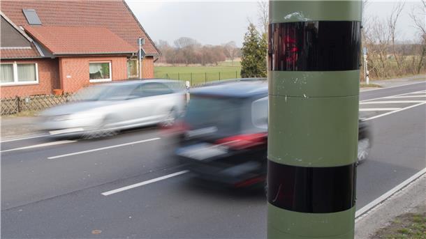 Wer in den vergangenen Monaten seit dem Inkrafttreten der Neuregelung der Straßenverkehrsordnung geblitzt wurde und noch keinen rechtskräftigen Bußgeldbescheid bekommen hat, wird nun wieder nach dem alten Bußgeldkatalog belangt.