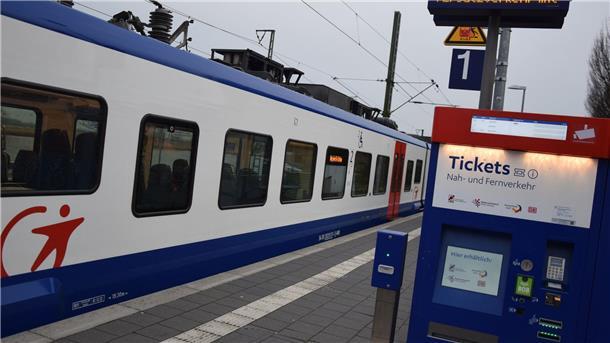 Huntebrücke demoliert: Ersatzfahrplan der Nordwestbahn bis zum 6. März Zug am Bahnhof