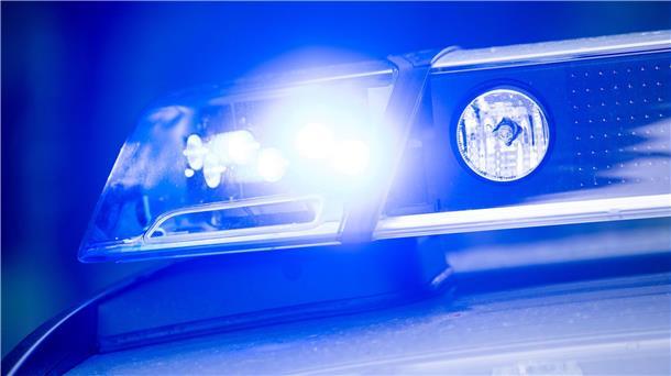 Polizei Bremerhaven ist auf der Suche nach einem Autodieb Ein Blaulicht leuchtet an einer Polizeistreife.
