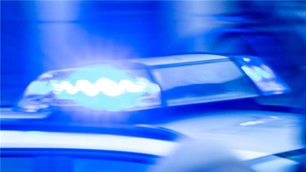 Autofahrer beschädigt Fahrzeug auf Parkplatz - Zeugen gesucht Ein Streifenwagen der Polizei ist mit Blaulicht im Einsatz.