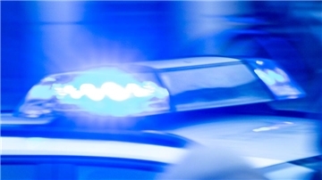 Autofahrer beschädigt Fahrzeug auf Parkplatz - Zeugen gesucht Ein Streifenwagen der Polizei ist mit Blaulicht im Einsatz.