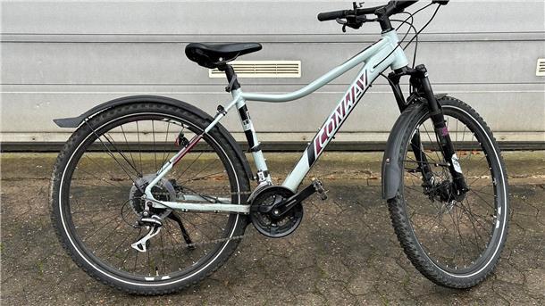Kinder und Frauen mit Böllern beworfen: Täter lässt Fahrrad am Tatort zurück Hellblaues Männer-Fahrrad