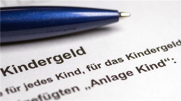 Ein Stift liegt auf einem Kindergeldantrag.