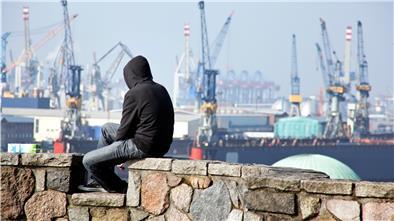 Mann schaut au den Hafen.