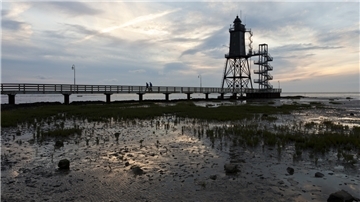 Wer mit der Bahn in Dorum ankommt, ist noch lange nicht am Leuchtturm Obereversand (Foto). Bis dahin sind es noch sieben Kilometer. Manch einer steigt aus dem Zug und wundert sich.