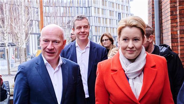 CDU plant weitere Sondierungsgespräche mit SPD und Grünen Wer regiert mit wem? CDU-Spitzenkandidat Kai Wegner (l) und Berlins Regierende Bürgermeinsterin Franziska Giffey (SPD) sondieren.