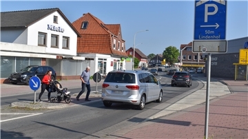 Fußgänger und Autos