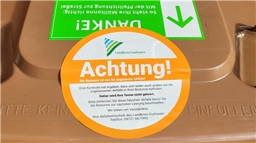 Wer seinen Müll nicht pflichtgemäß trennt, muss mit einem Warnaufkleber auf der Mülltonne rechnen. Der Behälter wird dann nicht geleert. 