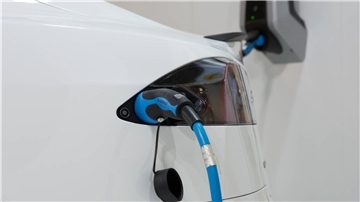 Wer sich ein Elektroauto zulegen möchte, muss die Lademöglichkeit mitplanen. In einer privaten Garage bietet sich dafür eine Wallbox an.