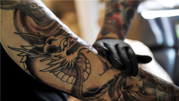 Wer sich unter nicht sterilen Bedingungen ein Tattoo stechen ließ, muss vier Monate warten, ehe er zur Blutspende kann. Auf diese Weise soll ein Infektionsrisiko ausgeschlossen werden. 