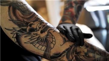 Wer sich unter nicht sterilen Bedingungen ein Tattoo stechen ließ, muss vier Monate warten, ehe er zur Blutspende kann. Auf diese Weise soll ein Infektionsrisiko ausgeschlossen werden. 