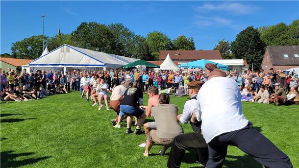 Impressionen aus mittelalterlichem Mulsum: Hartes Ringen beim Wurster Dreikampf Wer sind die stärksten Dreikämpfer im Wurster Land? Am Sonnabend haben sechs Gruppen ihre Kräfte gemessen. Der Sieger ist noch geheim.
