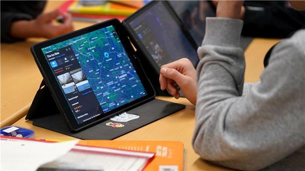 Wer vom Digitalpakt Geld für Tablets oder Whiteboards erwartet hat, wurde enttäuscht. Im Cuxland mussten die Millionen erst mal in die Infrastruktur gesteckt werden.