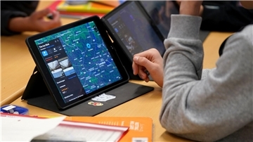 Wer vom Digitalpakt Geld für Tablets oder Whiteboards erwartet hat, wurde enttäuscht. Im Cuxland mussten die Millionen erst mal in die Infrastruktur gesteckt werden.
