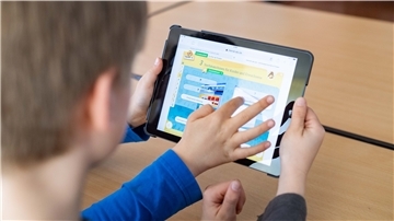 Wer vom Digitalpakt Geld für Tablets oder Whiteboards erwartet, der wird enttäuscht: Im Cuxland müssen die Millionen erst mal in die Infrastruktur gesteckt werden, in Breitband-Anschlüsse und WLAN-Zugang.