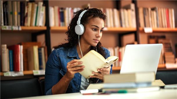 Worauf sich angehende Studenten physisch und mental wirklich vorbereiten sollten Frau mit Kopfhörern und Buch in der Hand