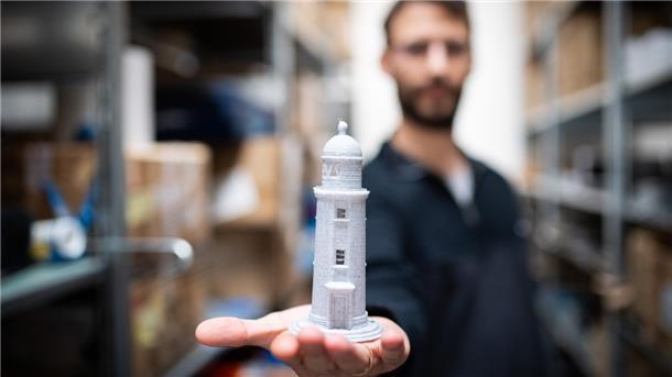 Kleine Modelle vom Bremerhavener Molenturm sind begehrt Der Molenturm aus dem 3-D-Druck