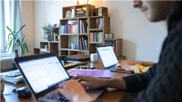 Wer zu Hause seinen Arbeitsplatz einrichten und dafür umbauen möchte, sollte einiges beachten, raten Experten.
