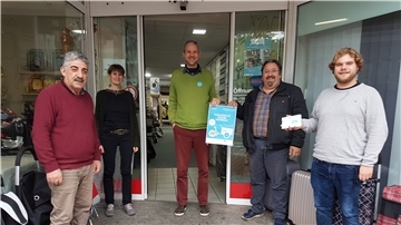 Werben für das Projekt „Lehe liefert“ (von links): Mohammad Hamo (Kaufmann), Uta Kühne (Hochschule Bremerhaven), Felix Liebig und Cafer Isin von der Quartiersmeisterei Lehe sowie der Student Richard Schulte, der das Projekt zum Thema seiner Bachelor-Arbeit macht.