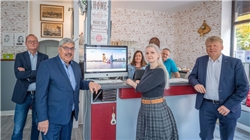 Werben für ihre Stadt (vorne, von links): Nils Schnorrenberger (BIS), Oberbürgermeister Melf Grantz, Gründerin Christina Wolter, Sieghard Lückehe (Stäwog) und (hinten) Andrea und Paul Marper.