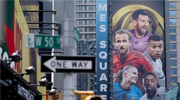Das Finale der Club-WM als Show-Act mit Trump Werbung für die Club-WM mit Fußballstars wie Lionel Messi, Harry Kane oder Erling Haaland am Times Square in Manhattan.