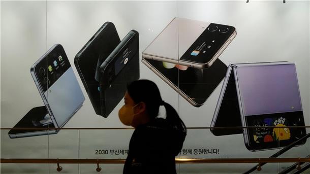 Samsung mit deutlich niedrigerem Betriebsgewinn Werbung für Galaxy-Smartphones von Samsung in Seoul.