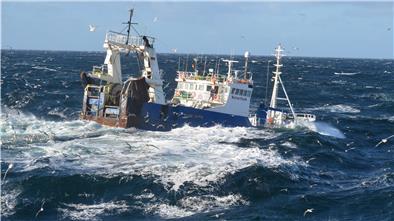 Werden die Fischereiverhandlungen mit Norwegen nicht bald unter Dach und Fach gebracht, könnten die deutschen Kutterfischer (hier die „J. von Cölln“) in schwere See geraten.